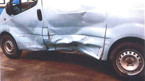 Valekolarissa Renault Trafic sai kunnon tällin vasempaan kylkeensä. Sen seurauksena syntyi laaja painauma.
