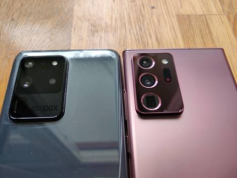 Samsungilla on markkinoilla kaksi huippumallia, Galaxy S20 Ultra 5g (vasemmalla) ja Note S20 Ultra 5g. Käytössä jälkimmäinen on antanut paremman vaikutelman.