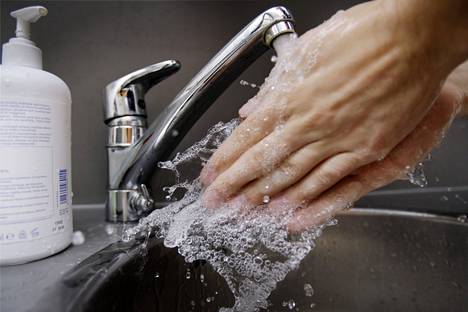 Noroviruksen jyllätessä käsiä pitäisi pestä vähintään 40 sekuntia.