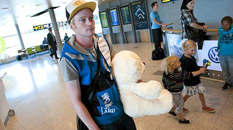 Venäjältä Ukrainan kautta Suomeen tullut Jyri Snäll Helsinki-Vantaan lentokentällä.