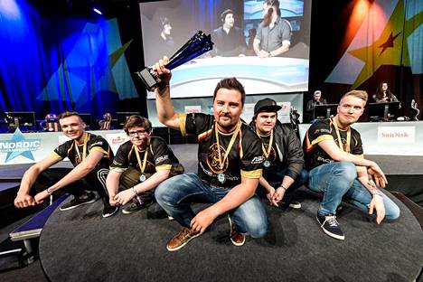 ENCE voitti vuoden 2017 aikana arvostetun Pro-liigan. Kuvassa joukkue juhlii turnausvoittoa Assembly-tapahtumassa Helsingissä.