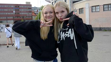 Laura Linnamies (vas.) ja Juliana Kokkonen aloittivat kesäloman Suvilahden festareilta.