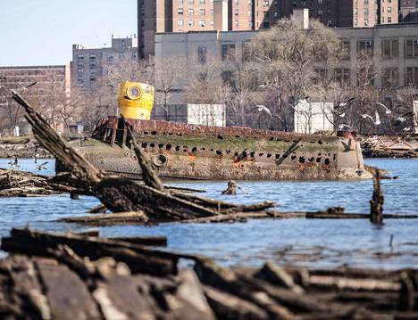 Sukellusvene makaa puoliksi uponneena mutaan Brooklynissa.