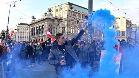 Myös Itävallan pääkaupungissa Wienissä protestoitiin koronatoimia vastaan.
