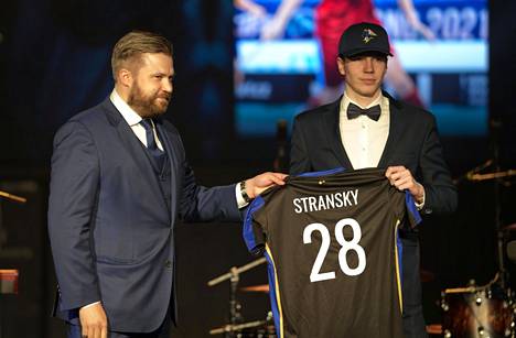 Eravikinki's Olli Lahdesmäki handed the jersey and cap to Simon Stransky, who was booked by the Helsinki team.