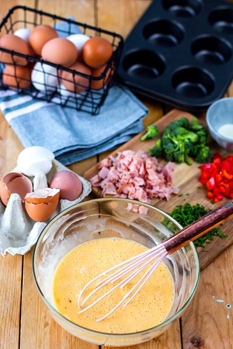 Mittaa kulhoon kananmunat, kerma ja juustoraaste. Mausta ripauksella suolaa ja rouhittua mustapippuria. Sekoita munakasmassa tasaiseksi. 