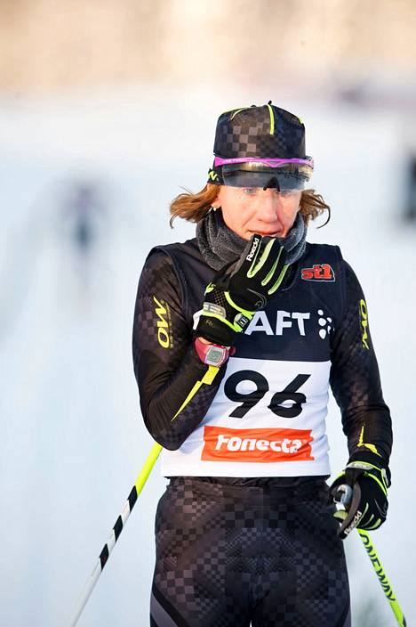 Sirkka Ehrnrooth on ollut tuttu näky SM-laduilla. Tässä hän hiihtää maaliin vuoden 2012 Keuruun SM-kisoissa.