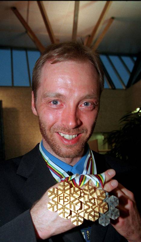 Mika Myllylän ja Marko Anttolan yhteistyön viimeiset hedelmät poimittaan Ramsaun MM-kisoissa 1999: kolme kultamitalia ja yksi hopea, joka ilman lumipyryä olisi ollut kulta sekin.