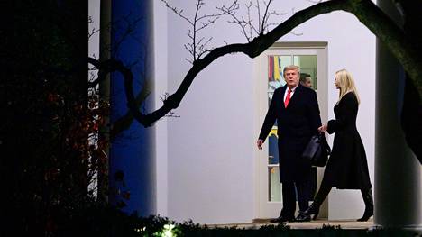 Yhdysvaltain tuolloinen presidentti Donald Trump sekä hänen tyttärensä Ivanka Trump kuvattiin Valkoisen talon ovella 4. tammikuuta 2021. Capitolilla mellakoitiin kaksi päivää myöhemmin.