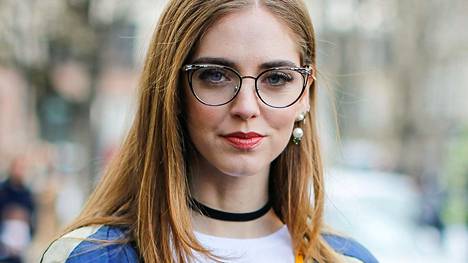Muotibloggaaja, malli ja yrittäjä Chiara Ferragni näyttää mallia trendikkäästä silmälasimuodista.