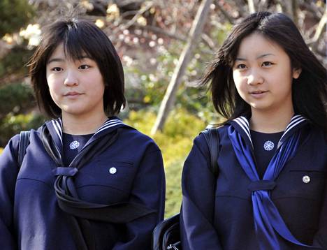 Koulupukujen nähdään tasaavan sosioekonomisia eroja. Kuvassa Japanin kruununprinssi Fumihiton tyttäret prinsessa Mako (vas.) ja prinsessa Kako vuonna 2010.