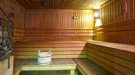 Matkailijan ei tarvitse lähteä kauas huomatakseen, kuinka erilaista saunominen voi muualla olla.