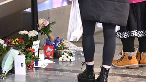 Kukkia ja kynttilöitä kauppakeskus Isossa Omenassa Espoossa 10. tammikuuta 2023. Vartijoiden kiinni ottama nainen kuoli voimankäyttötilanteessa 7. tammikuuta.