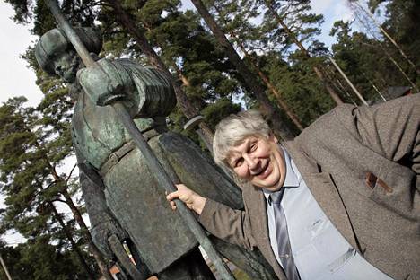 Köyliön valtuuston puheenjohtaja Esa Ruohola pitää kiinni Lallin patsaasta. Kuva on otettu vuonna 2005, jolloin Tuomas Heikkilän tutkimuksesta nousi kohu.