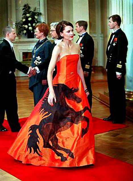 Oopperalaulaja Mari Palon puku vuoden 2000 Linnan juhlissa oli IS:n lukijoiden suosikki kautta aikain upeimmaksi juhlapuvuksi.