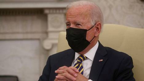 Yhdysvaltain presidentti Joe Biden kuvattiin Valkoisen talon Oval Officessa 14. lokakuuta 2021.