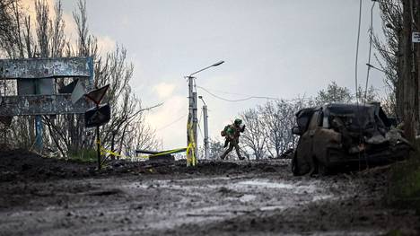 Ukrainassa taistelevien ruotsalaisten kokonaismäärä on epäselvä. Ukrainalaissotilas kuvattuna Bahmutin lähellä toukokuussa.
