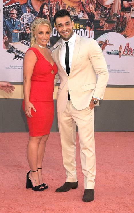 Spears ja Asghari aloittivat suhteensa vuonan 2016. Kihloihin he menivät alle viime syyskuussa.