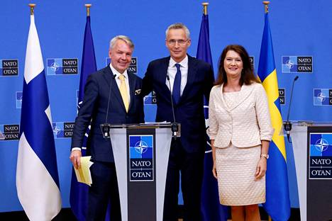 Suomen ja Ruotsin ulkoministerit Pekka Haavisto ja Ann Linde kuvattuina Naton pääsihteerin Jens Stoltenbergin kanssa.