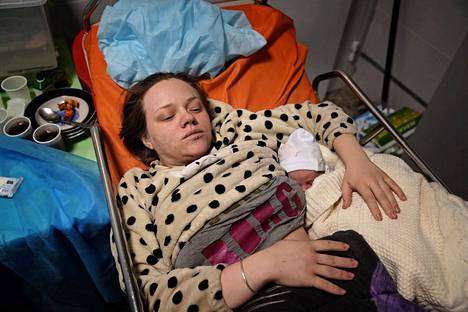 Фото с бежавшей из разбомбленного родильного дома Марианной Вышимирской попало в ленты новостей.  Согласно российской пропаганде, она – проплаченная и загримированная  актриса. На следующий день после бомбежки она родила дочь.