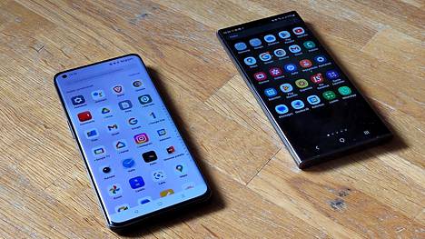 Sekä OnePlus (vasemmalla) että Samsung kuuluvat suomalaisten suosimiin Android-puhelimiin. 