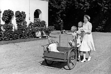 Ingrid ”Nenne” Björnberg hoiti aikoinaan myös kuningas Kaarle Kustaata. Kuvassa Björnberg 1940-luvulla Kaarle Kustaan sisarusten kanssa.