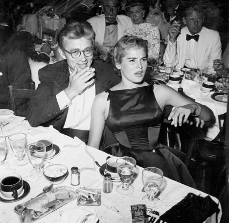 Ursula Andress ja James Dean vuonna 1955 Los Angelesissa. Deanilla ja Andressilla huhuttiin olevan suhde, mutta Dean menehtyi kuukautta myöhemmin kuvan ottamisesta.