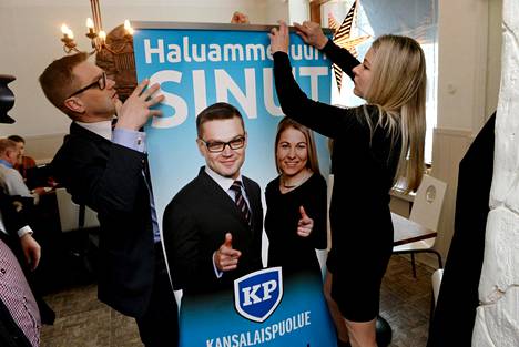 Kansalaispuolueen puheenjohtaja Sami Kilpeläinen ja varapuheenjohtaja Piia Kattelus ripustavat puolueen julistetta puolueen tiedotustilaisuudessa Helsingissä tiistaina 6. helmikuuta 2018.