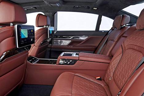 Puhemiehen BMW 745Le xDriven takaistuimella on lentokoneen bisnesluokkaan rinnastettavat ”Executive Lounge” -oltavat. Kuvan verhoiluväri eroaa tilatusta.