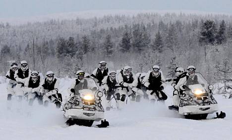 Venäjän arktisten joukkojen tiedusteluosat liikkuvat muun muassa moottorikelkoilla ja koirien ja porojen vetämillä valjakoilla.