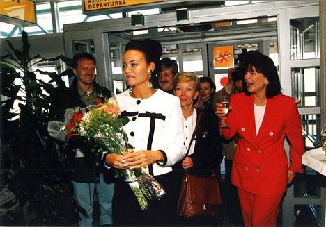 Yhdysvalloista Suomeen palannut Odusoga sai juhlavan vastaanoton heti lentokentällä.