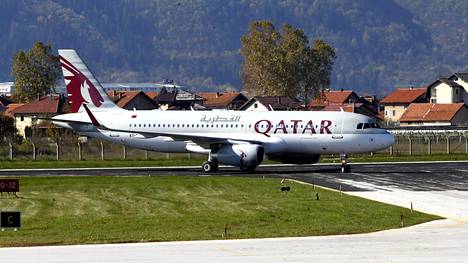 Lentoyhtiö Qatar Airways ei kommentoinut tapausta tarkemmin matkustajien yksityisyyteen vedoten, mutta viranomaiset vahvistivat tiedon The Times of Indialle.