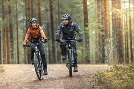 Mari Kaunismäki ja Sami Ollila viihtyvät metsäisessä luonnossa kuin kotonaan. Maastopyörät ovat vieneet heitä uusiin paikkoihin. Harjureitin ylä- ja alamäissä pyörä on oiva kulkupeli.