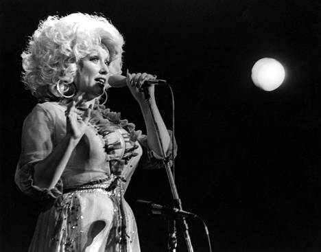 Dolly Parton kuvattuna 1970-luvulla.