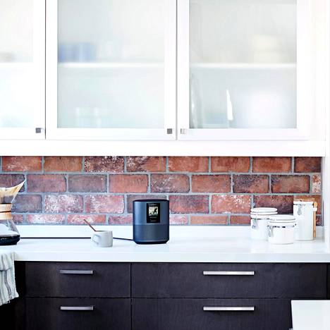 Bose Home Speaker 500 -älykaiutin sopii huippuluokan kotiäänentoistoon. Kaiuttimia on kahta väriä, mustaa ja hopeaa. Hinta 449,95 euroa.