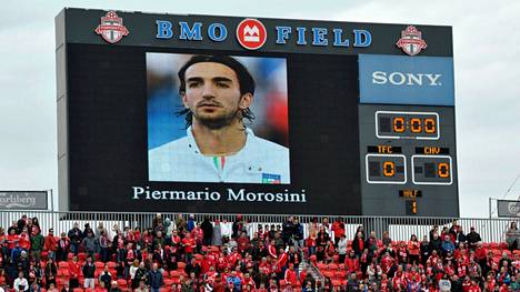 Fanit viettivät hiljaisen hetken Piermario Morosinin muistolle vuonna 2012. 