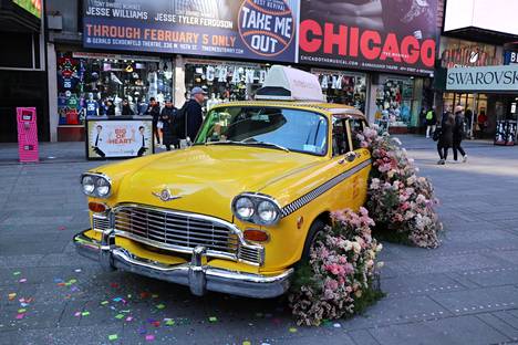 Romantiikkaa New Yorkin tyyliin: kukkasilla koristeltu keltainen taksi.