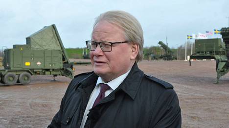 Ruotsin puolustusministeri Peter Hultqvist varoittaa venäläisestä tiedustelutoiminnasta. Kuvassa Hultqvist viime marraskuussa Halmstadissa seremoniassa, jossa Ruotsin puolustusvoimat otti käyttöön yhdysvaltalaisen Patriot-ilmapuolustusjärjestelmän.