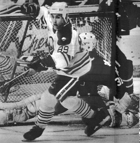Vaikeista lähtökohdista NHL:ään päätynyt Aleksandr Mogilny pelasi todella upean uran.