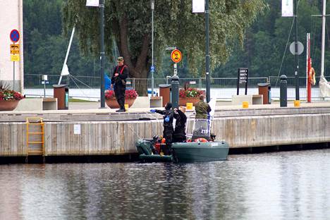 Sukeltajat tarkastivat torstaina aamulla Savonlinnan sataman laivalaituria myös veden alta.