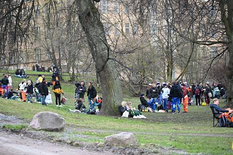 Opiskelijoita Kaisaniemen puistossa vappuaattona.