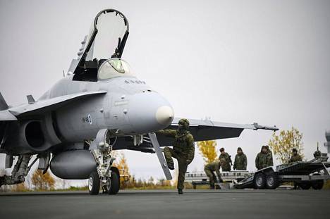 Резервисты отрабатывают процедуры технического обслуживания Hornet во время учений ВВС "Ruska 22" в Рованиеми 5 октября 2022 года.