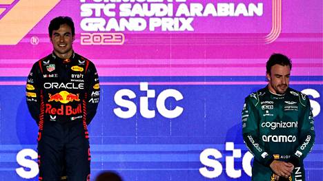 Sergio Perez juhli voittoa Jeddassa. Fernando Alonso (oik.) ehti jo nousta palkintokorokkelle, mutta lopulta hän oli neljäs.