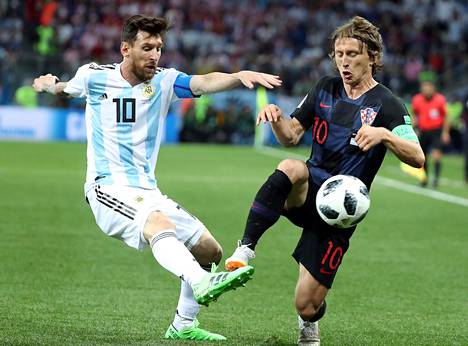 Jos Luka Modric (oik.) johtaa Kroatian maailmanmestaruuteen, hän on vahva ehdokas maailman parhaan pelaajan palkinnon Kultaisen pallon voittajaksi.