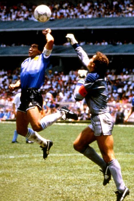 Legendaarinen ”Jumalan käsi”. Argentiinan tähtihyökkääjä Diego Maradona lyö pallon kädellään ohi Englannin maalivahdin Peter Shiltonin Meksikon MM-kisoissa 1986.