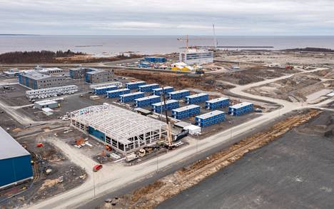 Hanhikivenniemi marraskuussa 2021. Fennovoiman suunnittelemalle ydinvoimalaitosalueelle on jo noussut muun muassa hallintorakennus (taustalla), joka otetaan käyttöön tämän vuoden lopulla.