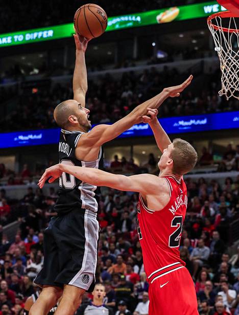 San Antonio Spursin Manu Ginobili ilmassa, Chicago Bullsin Lauri Markkanen jää tilanteessa kakkoseksi.
