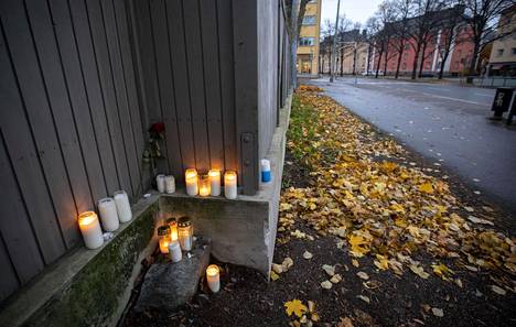 Nuorta miestä puukotettiin marraskuun alussa Helsingin Vallilassa Alepan edustalla. Hän kuoli vammoihinsa.