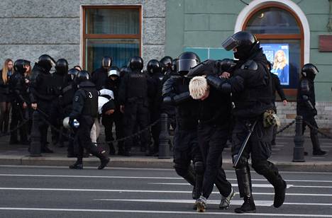 Poliisit taltuttivat väkivaltaisesti ihmisiä, jotka protestoivat Pietarin kaduilla liikekannallepanoa 24. syyskuuta.