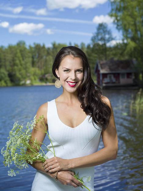 Satu Tuomisto asuu kihlattunsa kanssa Espoossa järven rannalla sijaitsevassa idyllisessä puutalossa.